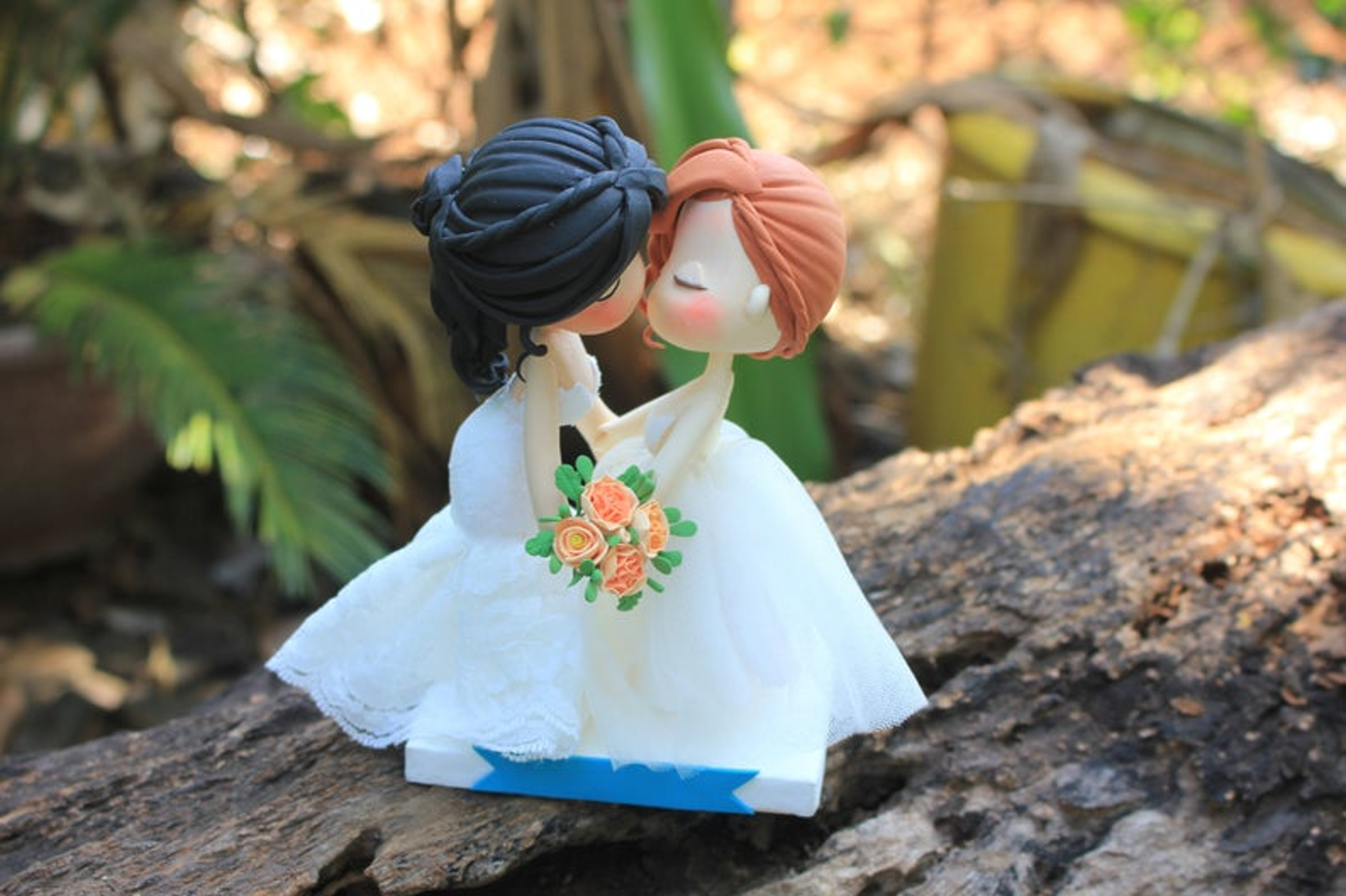Picture of Lesbian wedding cake topper, Kissing bride & bride topper