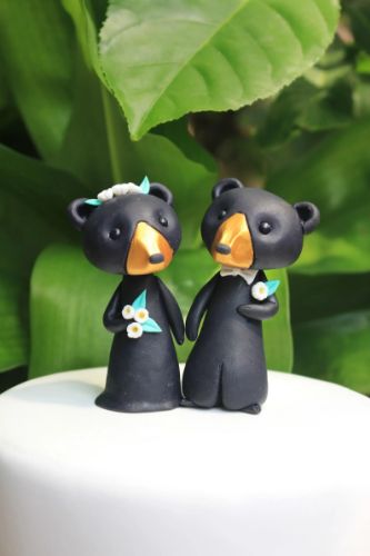 Picture of Grizzly wedding cake topper, Black bear wedding cake topper 
